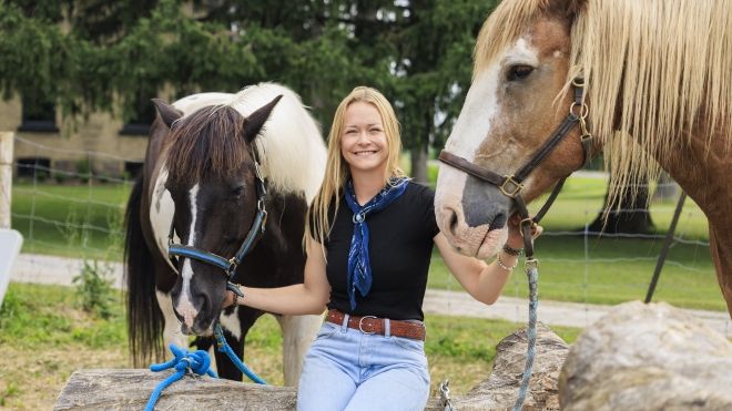 Woman with two horses 