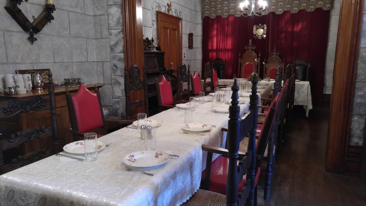 set dinner table from golden gryphon